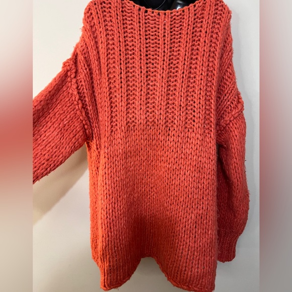 OVERSIZED FREE PEOPLE CORAL SWEATER - Picture 2 of 5